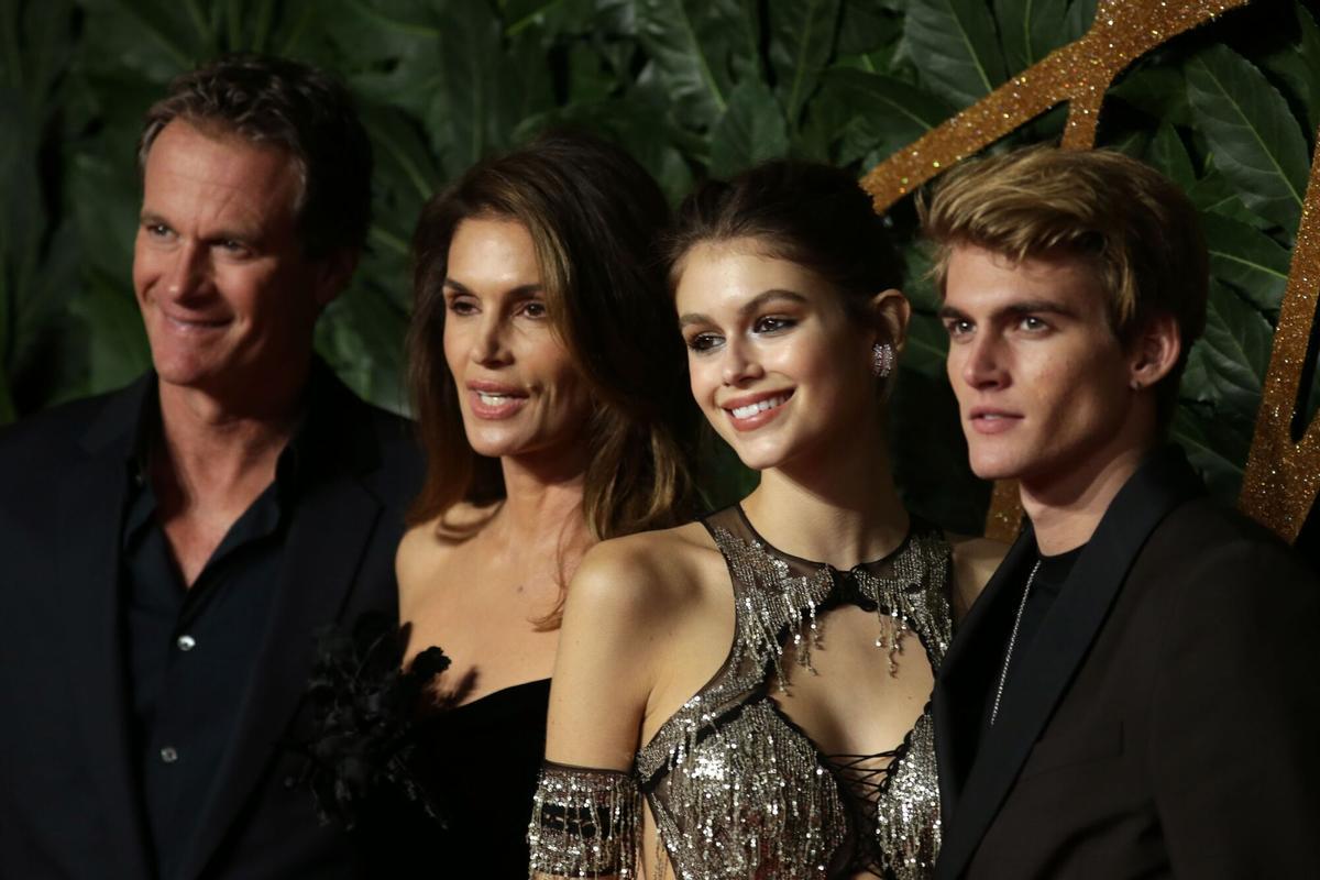 US model Cindy Crawford (2nd L), her husband Rande Gerber (L), daughter, US model Kaia Jordan Gerber (2nd R) and son, Presley Gerber (R) pose on the red carpet upon arrival to attend the British Fashion Awards 2018 in London on December 10, 2018. - The Fashion Awards are an annual celebration of creativity and innovation will shine a spotlight on exceptional individuals and influential businesses that have made significant contributions to the global fashion industry over the past twelve months. (Photo by Daniel LEAL-OLIVAS / AFP) / RESTRICTED TO EDITORIAL USE - NO MARKETING NO ADVERTISING CAMPAIGNS
