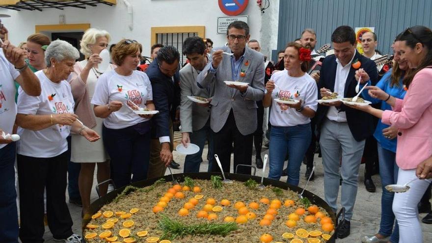 El alcalde de Coín, Fernando Fernández Tapia, saborea la tradicional sopa hervía.