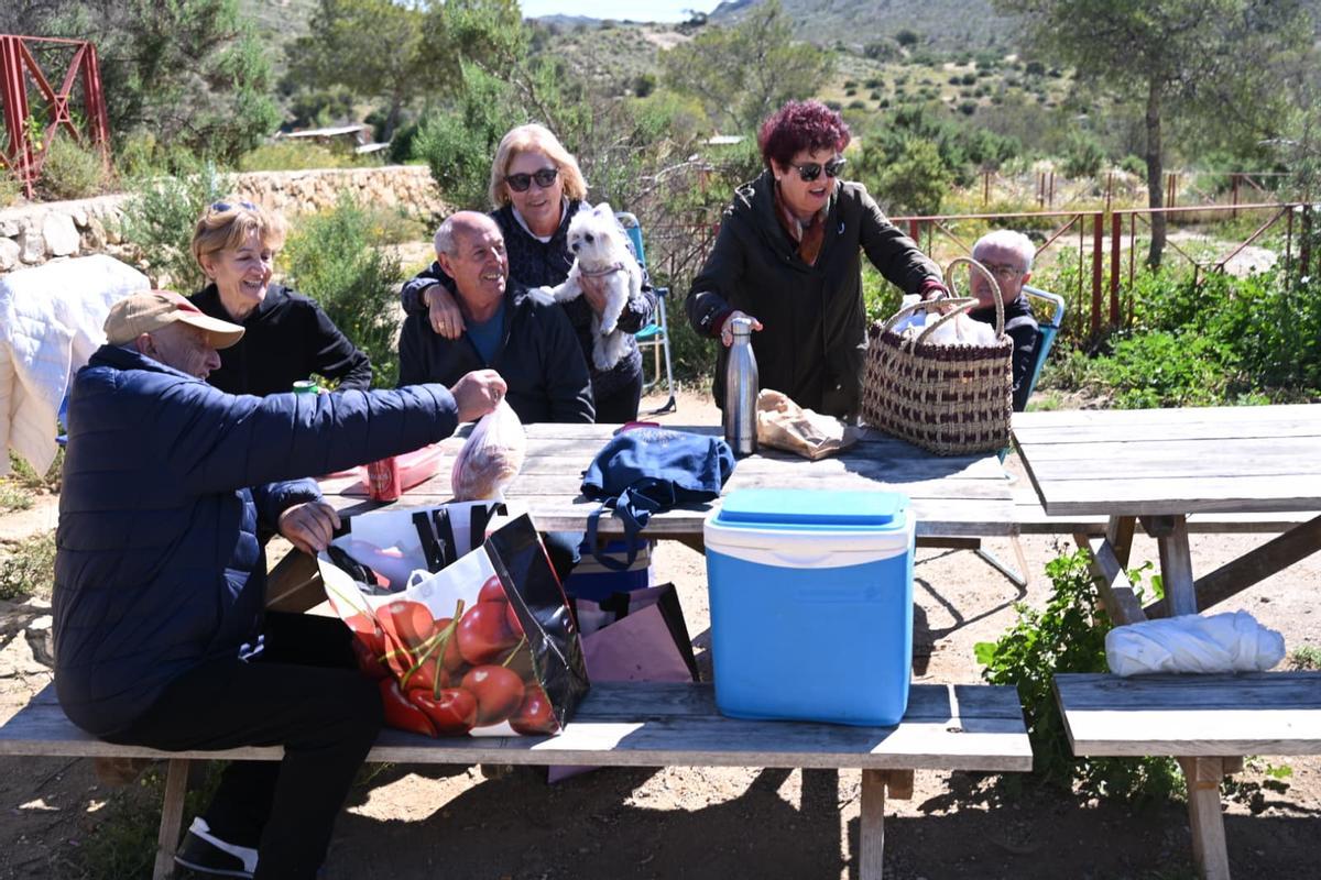 Familias celebran la mona en el Pantano de Elche y demandan mejoras en el paraje