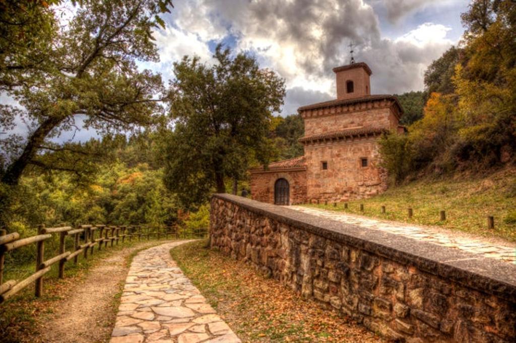 La Rioja ofrece alternativas al enoturismo, por ejemplo el monasterio de Suso, cuya arquitectura mozárabe, visigoda y románica esconde una historia amplísima a sus espaldas.