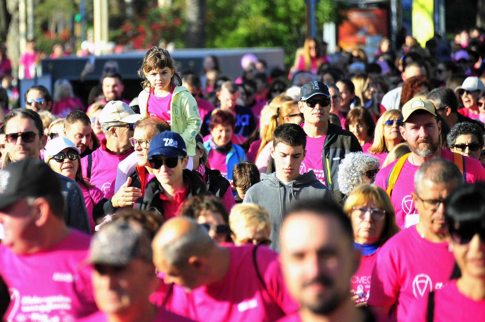 Una marea rosa imparable contra el cáncer de mama en Elche