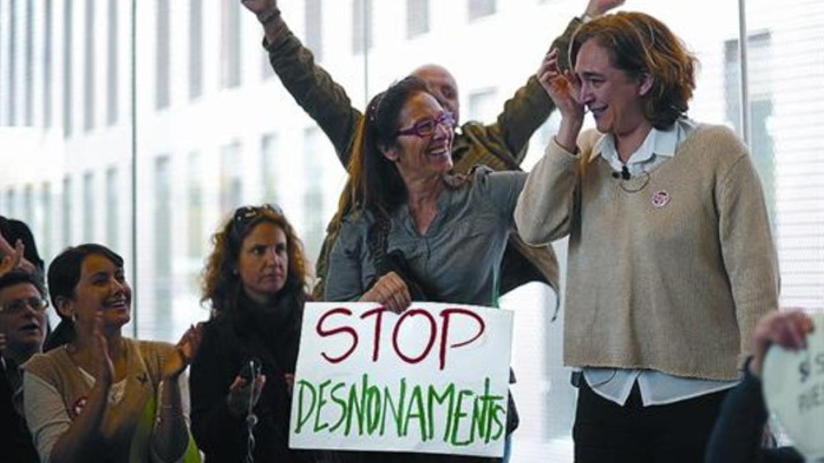 La portavoz de la PAH, Ada Colau (derecha), en una acción de la plataforma en los juzgados de Barcelona, en marzo.