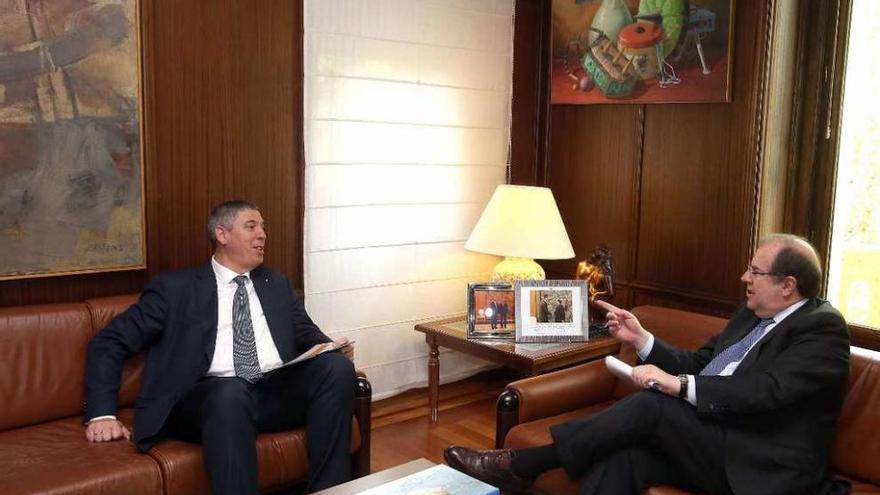 Herrera, durante su reunión con el presidente de Renault España, José Vicente de los Mozos.