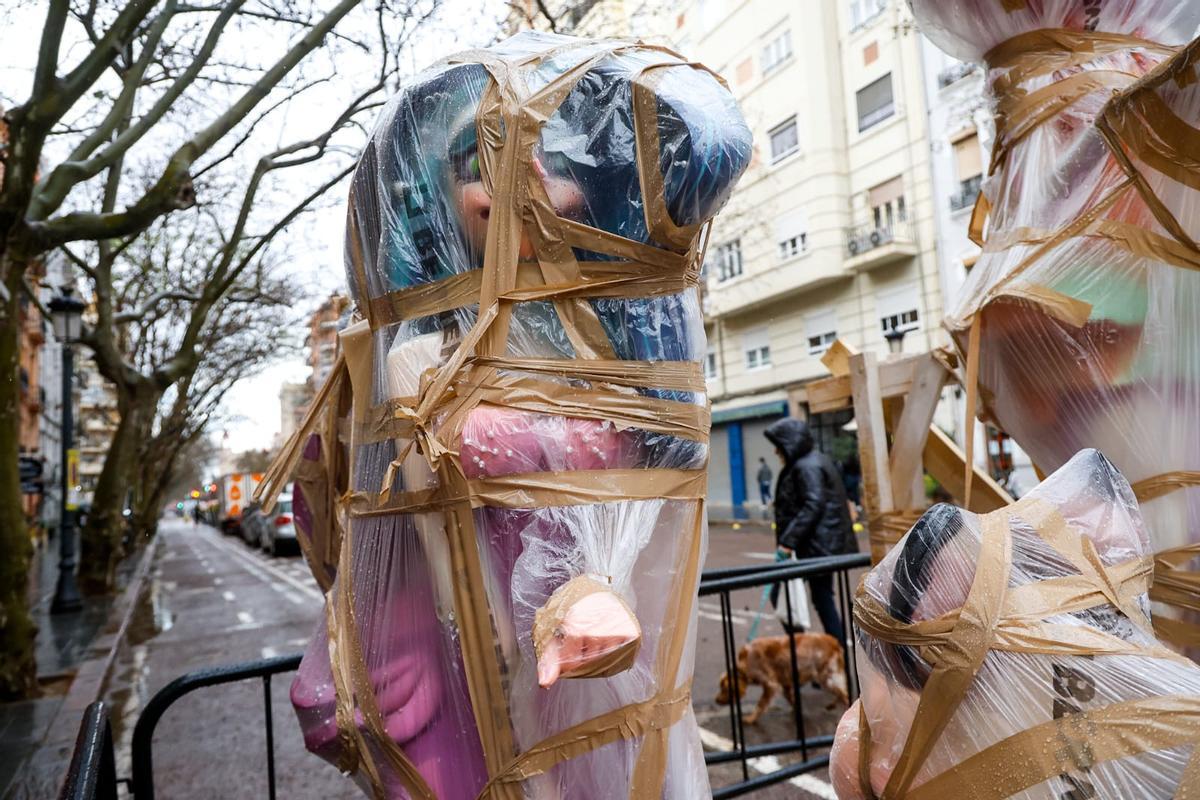 Las primeras piezas de la falla Exposición  ya están en la calle