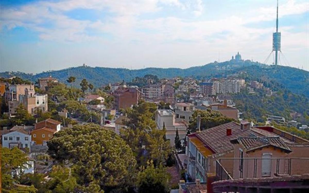 Una vista de Vallvidrera con el Tibidabo y la torre de Collserola al fondo