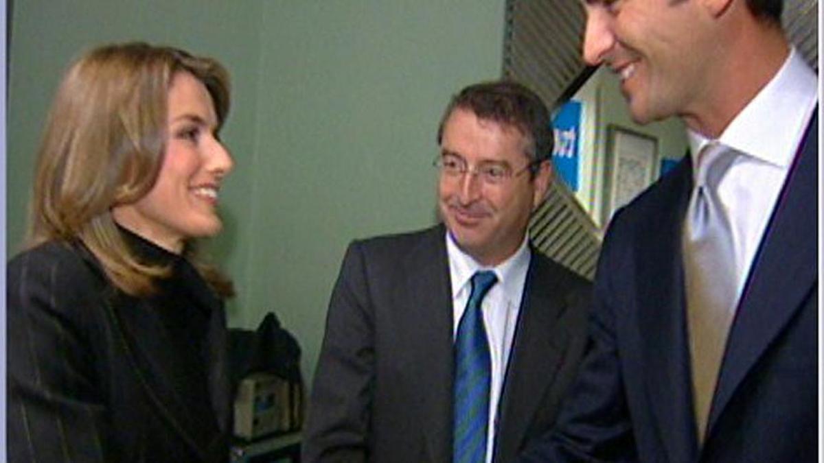 El príncipe Felipe y Letizia Ortiz se saludan en Oviedo en el año 2003