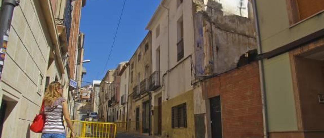 Castalla agiliza el derribo de la casa siniestrada tras sufrir nuevos derrumbes