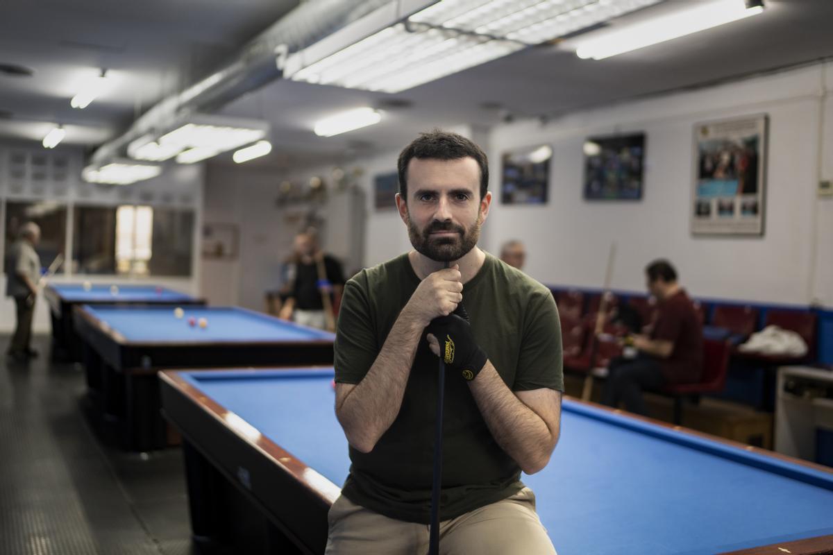 Antonio Montes posa en las instalaciones del Club Billar Sant Adrià.