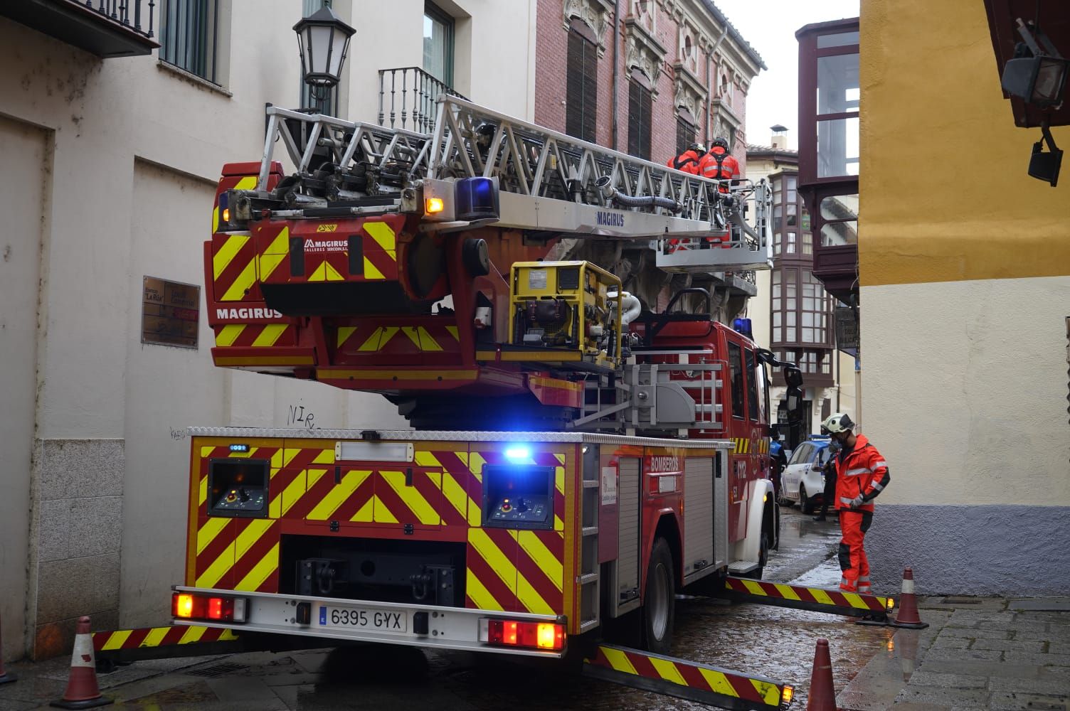 GALERÍA | Intervención de los bomberos por caída de cascotes en Zamora