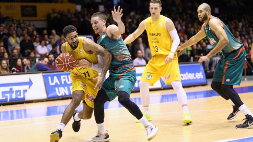 El escolta del Herbalife Gran Canaria DJ Seeley intenta entrar a canasta bajo la defensa de Scott Bamforth y ante la mirada de Omic (izq.) y Jordan (dcha.)