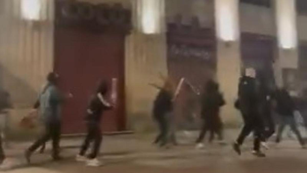 Los aficionados locales, con palos y encapuchados, sorprendieron a los franceses cuando estaban en un local de la calle Areal.