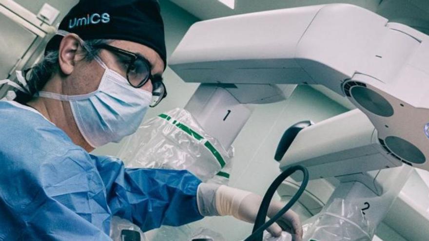 Un cirujano durante una operación. | D. López