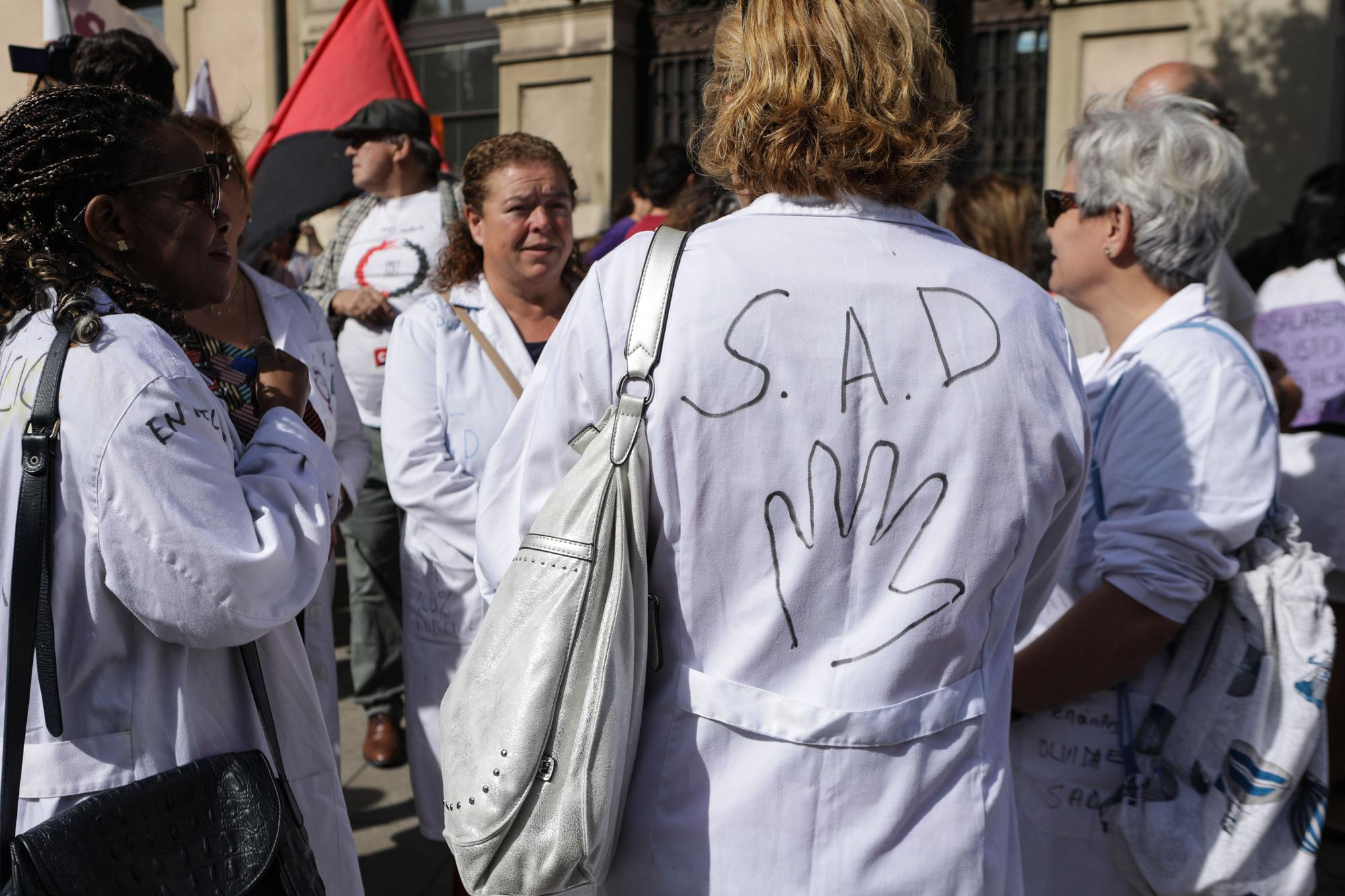 En imágenes: Las trabajadoras de ayuda a domicilio se manifiestan en Gijón