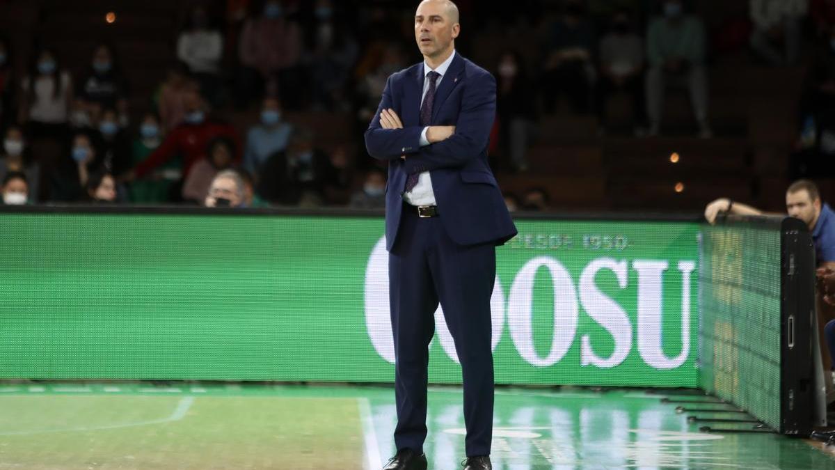 Joan Peñarroya, con gesto serio durante el partido del Valencia Basket en Sevilla