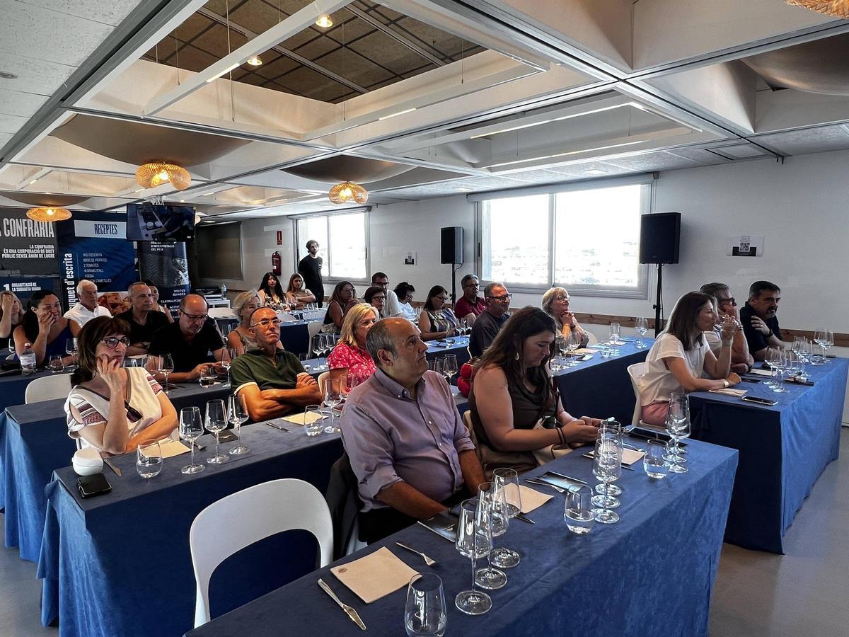 Les imatges del showcooking de peix blau d'aquí amb tècniques orientals, jalapenyos i fum de fulles de pi