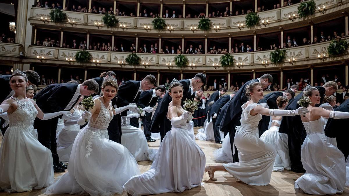 La apertura del tradicional Baile de la Ópera en la Wiener Staatsoper de Viena.