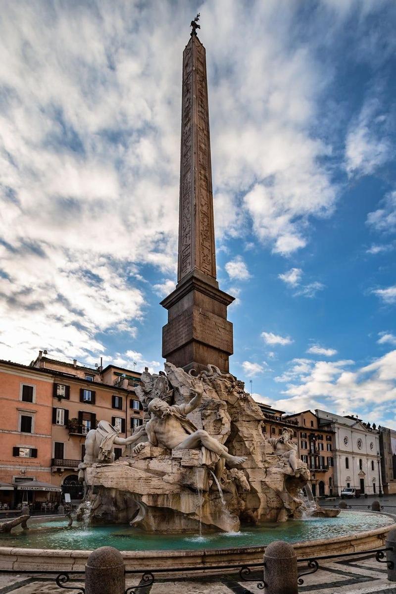 Fuente de los Cuatro Ríos en la Piazza Navona, Roma