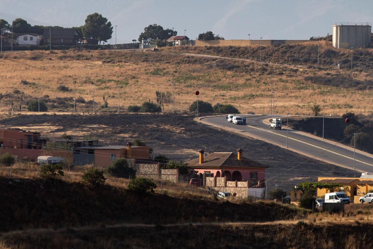 MIJAS (MÁLAGA), 26/07/2022.- Vista de una zona quemada por el incendio declarado esta tarde en el paraje Majadilla del Muerto de la localidad malagueña de Mijas. EFE/Daniel Pérez