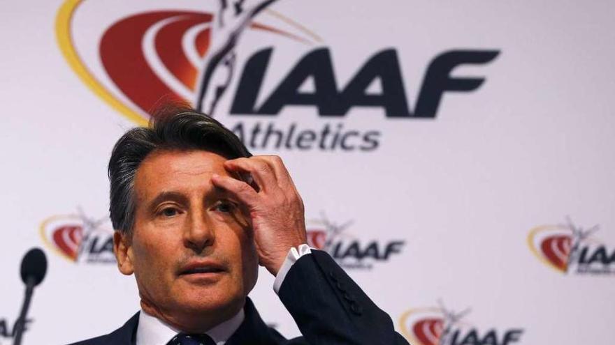 Sebastian Coe, presidente de la IAAF, durante el anuncio. // Efe