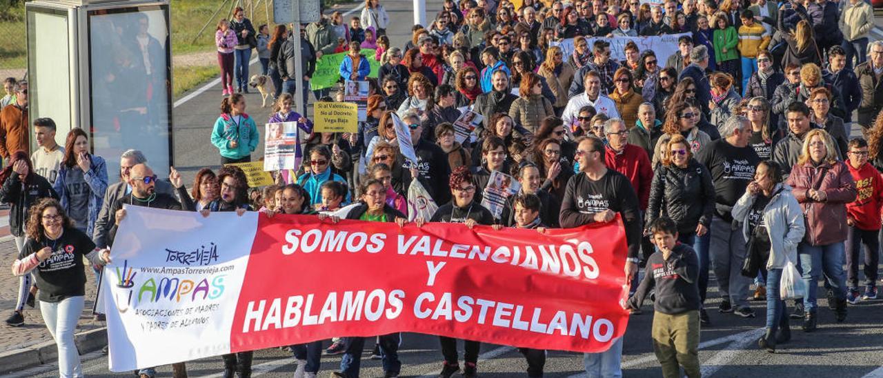 Ayuntamientos del PP pagan autobuses a las APAs para la protesta contra el valenciano