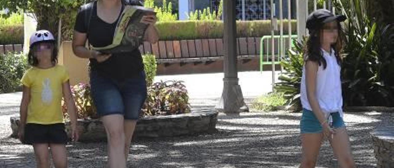 Turistas paseando esta semana por el Parque Municipal de Elche, en pleno Palmeral Histórico.