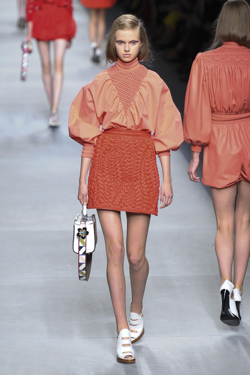 MFW: Fendi Primavera/Verano 2016, falda y camisa naranja