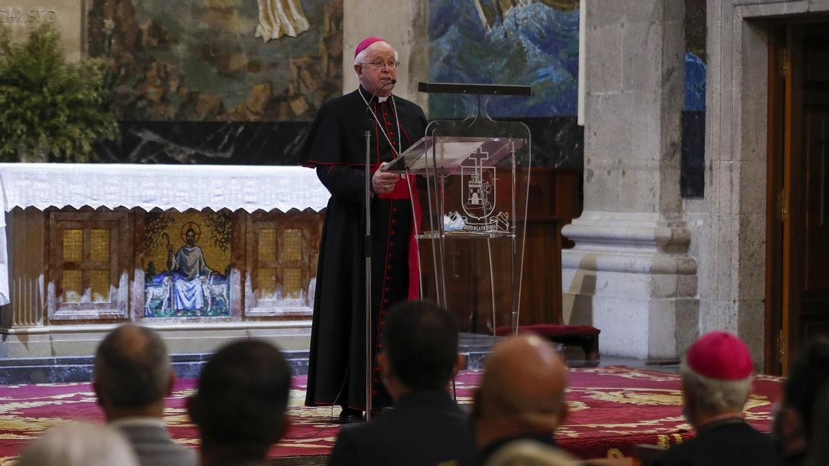 El arzobispo de Santiago, Julián Barrio Barrio, da el pregón de la Semana Santa en Vigo.