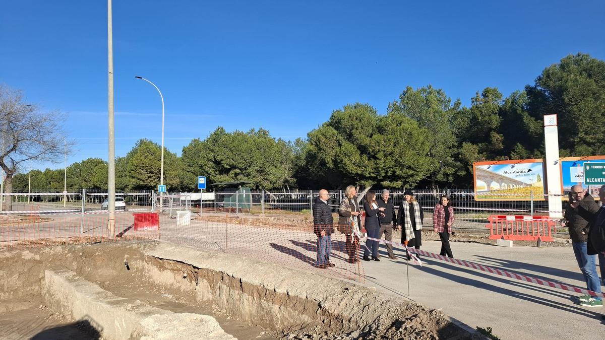 La alcaldesa de Alcantarilla, Paqui Terol, y la vicealcaldesa de Murcia, Rebeca Pére, durante su visita a las obras de la nueva rotonda del Polígono Industrial Oeste de Alcantarilla.