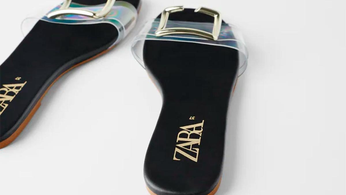 Sandalias pala vinilo y pieza metálica de Zara. (Precio: 29,95 euros. Precio rebajado: 15,99 euros)