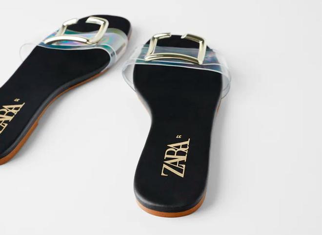 Sandalias pala vinilo y pieza metálica de Zara. (Precio: 29,95 euros. Precio rebajado: 15,99 euros)