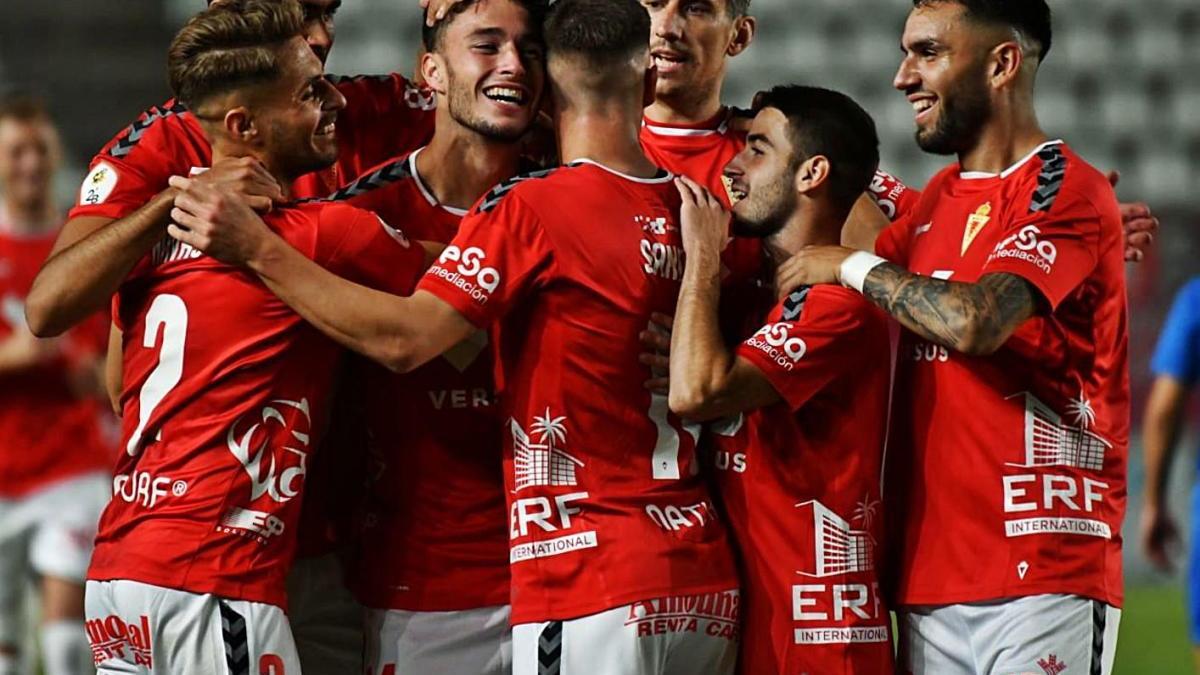 Sandoval es felicitado por sus compañeros tras marcar el 3-0 ante el Linares.