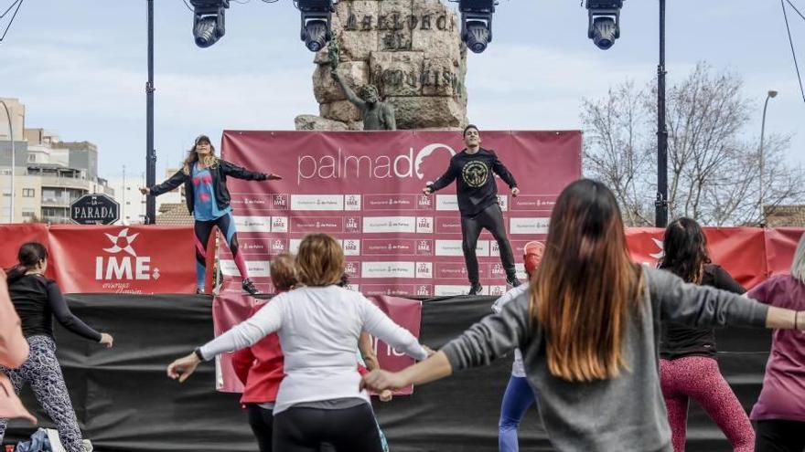 Mujeres que saltan, vibran y pegan puñetazos