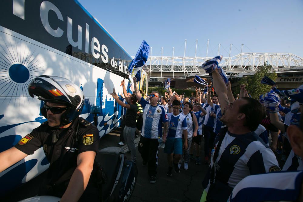 200 aficionados animan al Hércules antes del partido