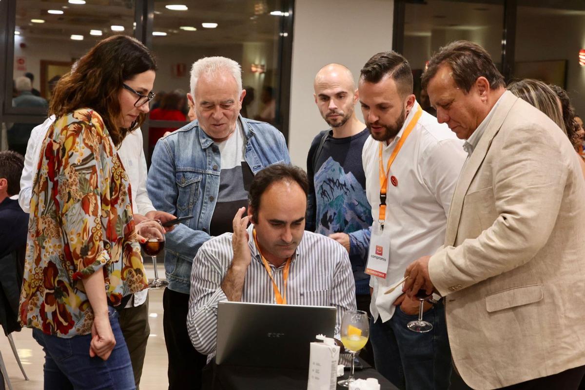 Los candidatos Rafa Mas y AItana Mas, junto miembros de Compromís.