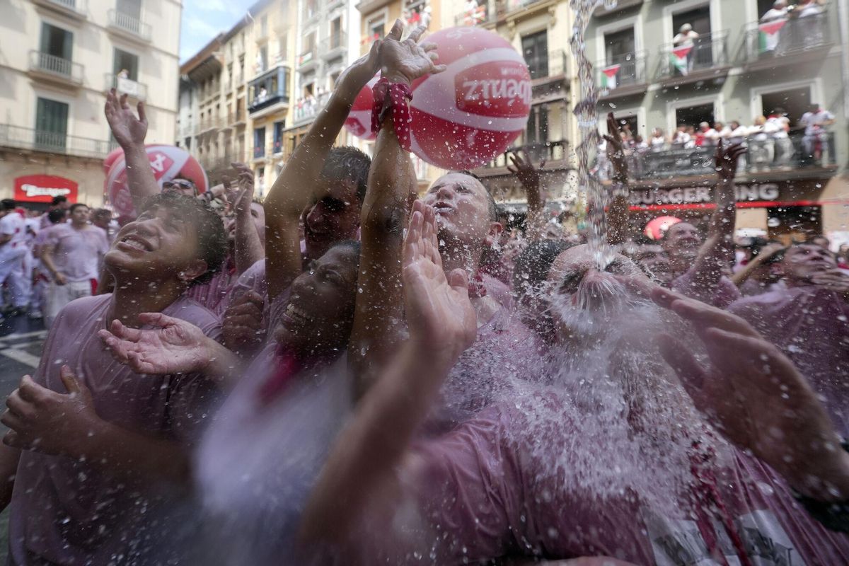 PAMPLONA, 06/07/2025.- Una multitud celebra el Chupinazo que da comienzo a los Sanfermines, este domingo en Pamplona. EFE/Ainhoa Tejerina