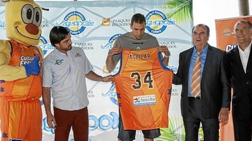 El Valencia Basket presenta como nuevo jugador del club a Pablo Aguilar
