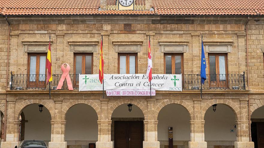 Fachada del Ayuntamiento de Benavente de la Plaza Mayor, en apoyo a la lucha contra el cáncer. / E. P.
