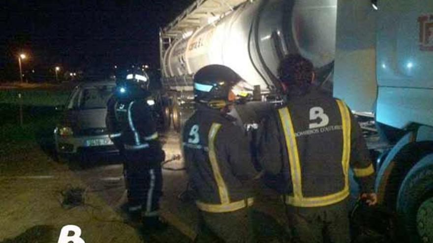 Los Bomberos evitan una fuga en un camión con 18.000 litros de cloruro férrico en Valdés