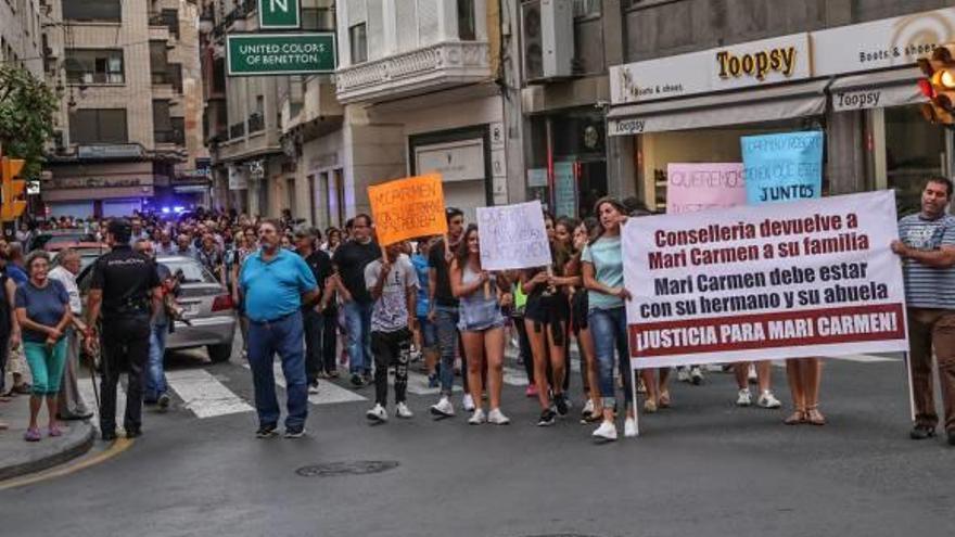 Casi 200 personas claman para que la hija de la mujer asesinada vuelva con su abuela