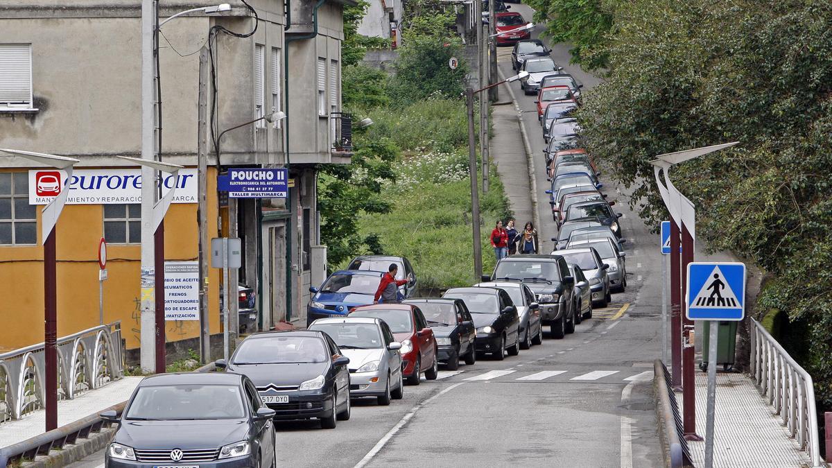 Coches en la Bajada del Pontillón que pasa pegada al parque de Castrelos de Vigo.