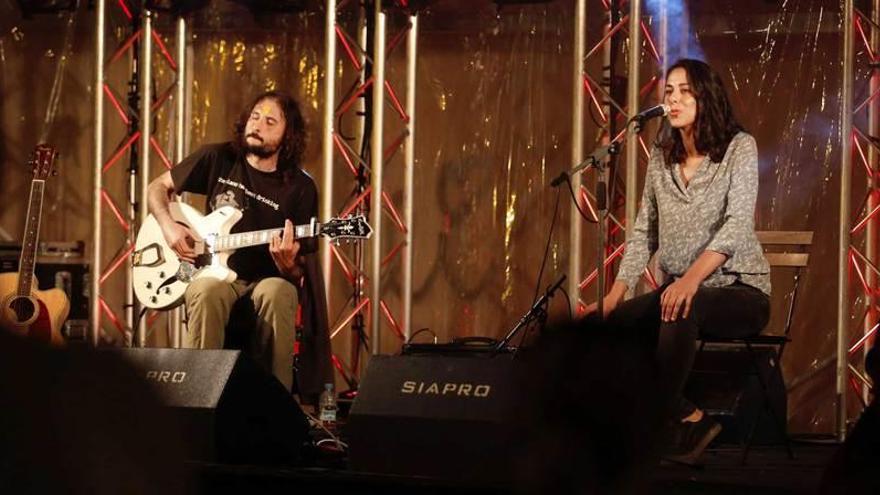 Pedro Menchaca y Belén Antón, ayer, durante su concierto.