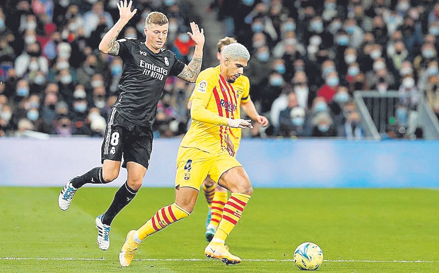 Araujo, del Barça, es presionado por el madridista Kroos en un ‘Clásico’.CLASICO REAL MADRID - FC BARCELONA. FOTO: VALENTI ENRICH