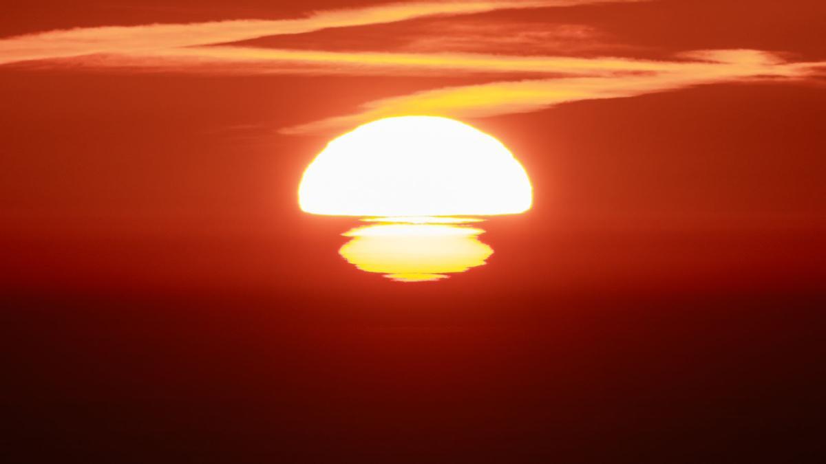 Secuencia de la salida de sol hoy viernes en Barcelona