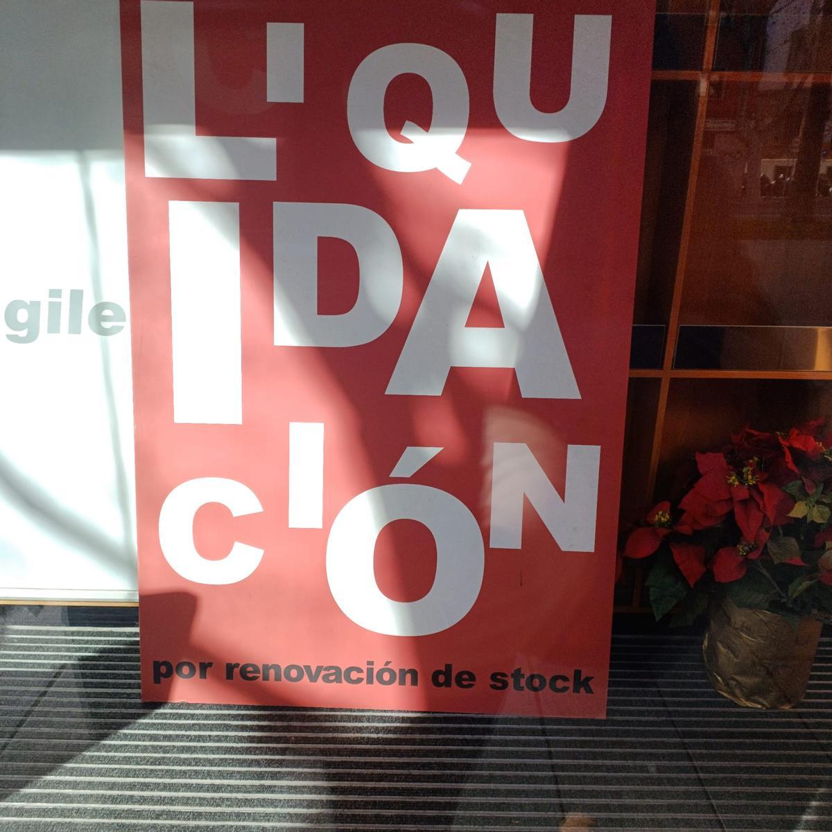 En la tienda de las Avenidas se ha colocado un letrero que anuncia la liquidación de los muebles expuestos