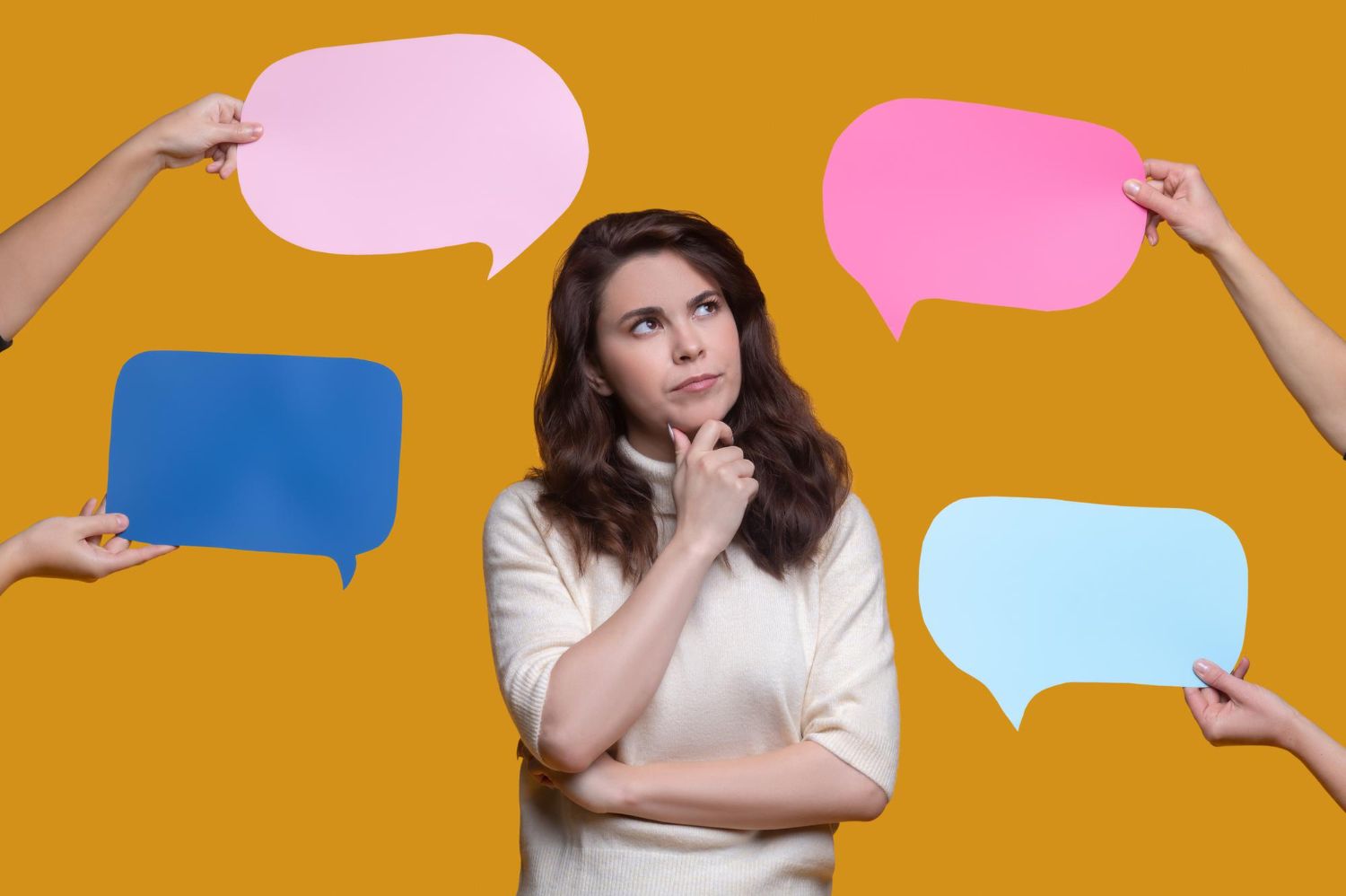 Mujer reflexiona sobre las opiniones de otros