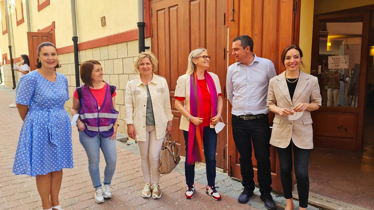 Las ediles caraqueñas Mónica Sánchez y Mari Cruz Pérez junto a responsables de Afemnor y representantes de la Federación de Asociaciones de Salud Mental