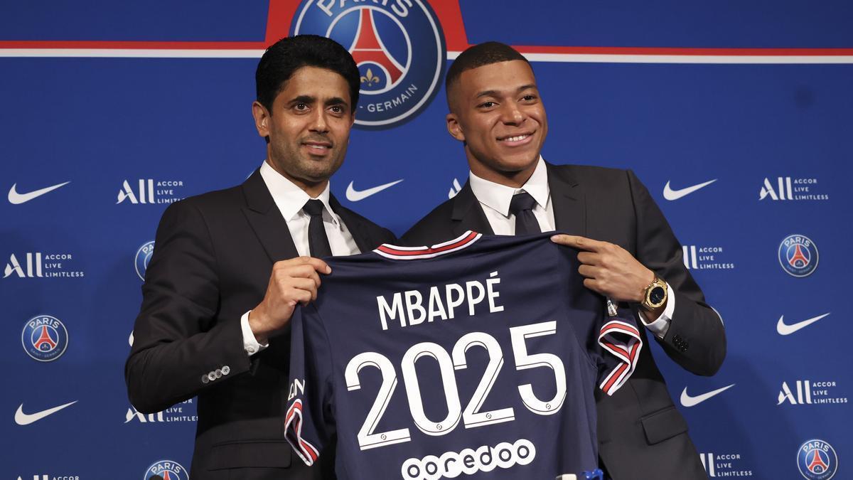 El presidente del PSG, Nasser Al Khelaifi, y el internacional Kylian Mbappe en la presentación de la renovación del jugador hasta 2025.