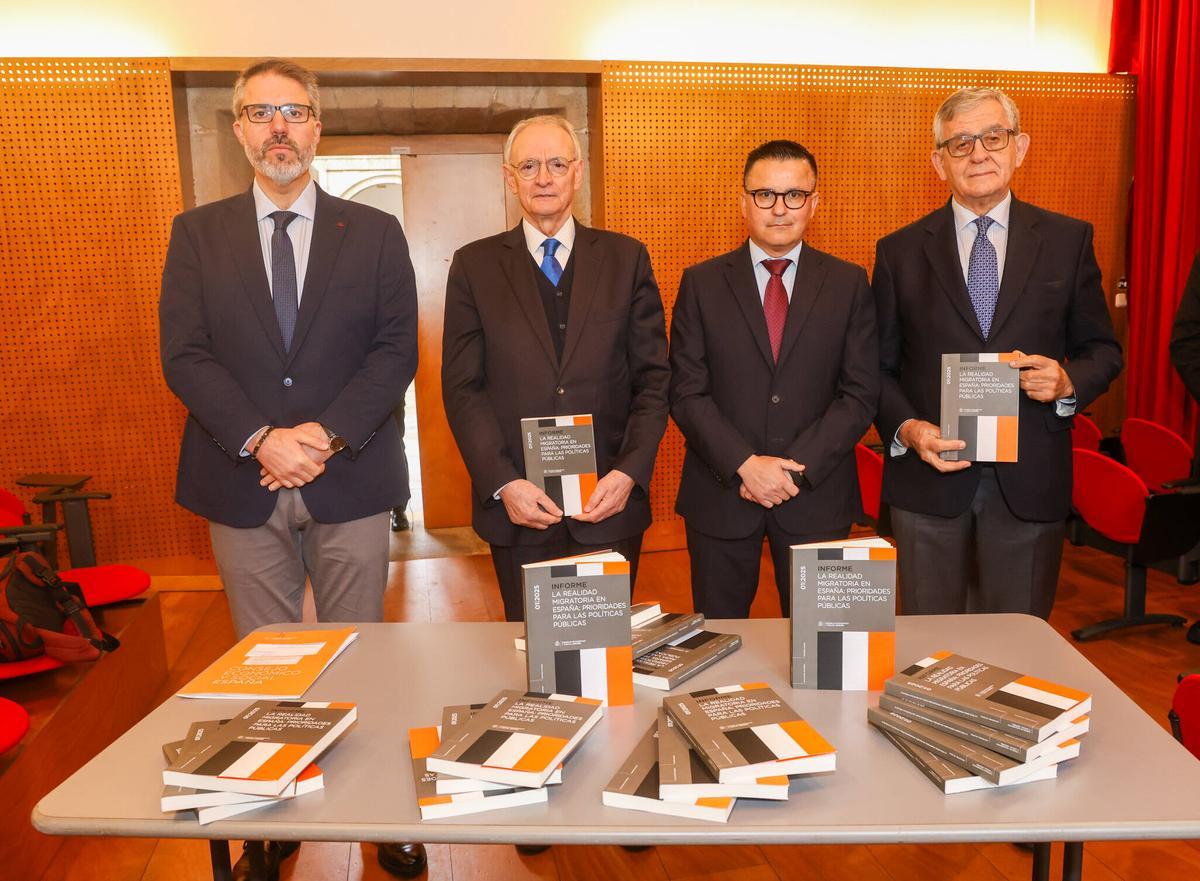Andrés Lago, Antón Costas, José González y Manuel Pérez en la presentación del informe del CES, esta mañana