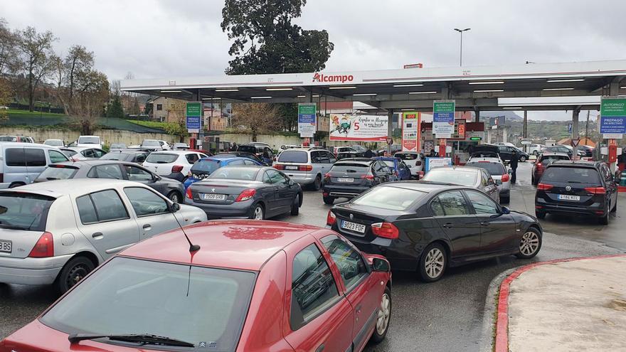 Decenas de vehículos hacen cola en la estación de servicio del Alcampo de Raposeiras. |   // MARTA G. BREA