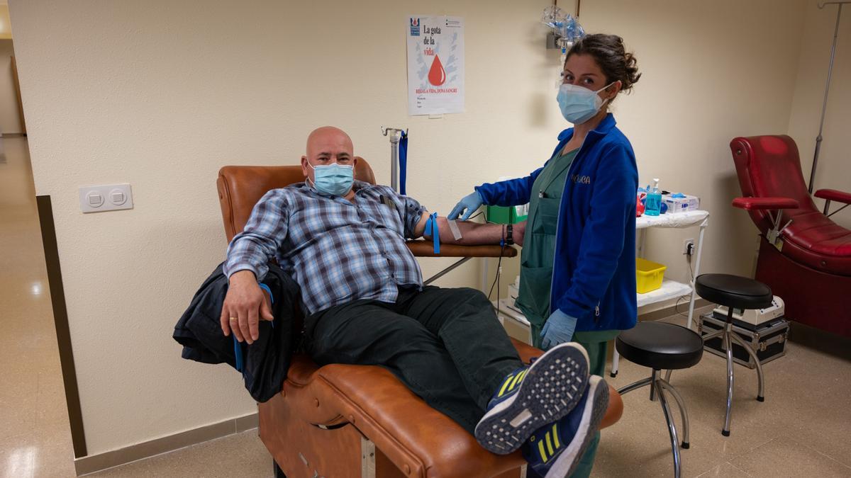 Un donante de sangre, en el Hospital Universitario de Badajoz.